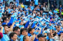 热情奔放！球迷现场助威声不绝于耳的简单介绍